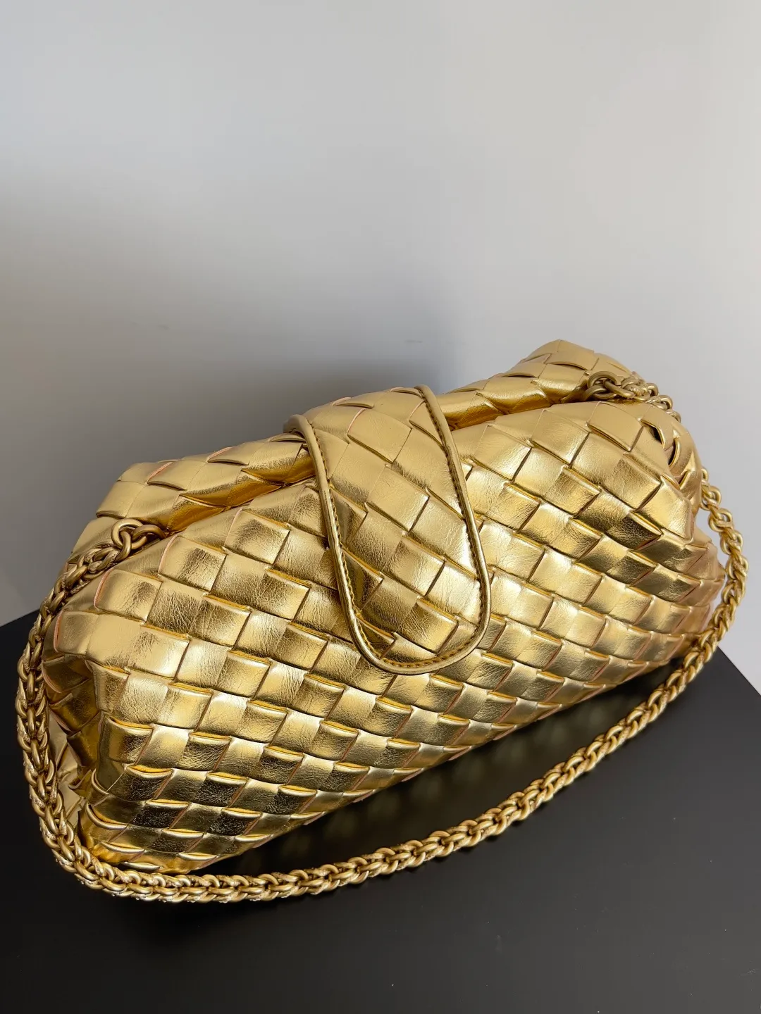 Batch 2260 BOTTEGA VENETA Lady's LAUREN CLUTCH Chain Clutch was inspired by 40 years ago. It is a perfect fusion of classic and modern bags. It is effortless and fashionable for any occasion and at any time. The newly added detachable metal chain allows people to have more ways to carry it. It is grand and elegant. Style No.: 785807 Size: 31.5*16.5*11cm